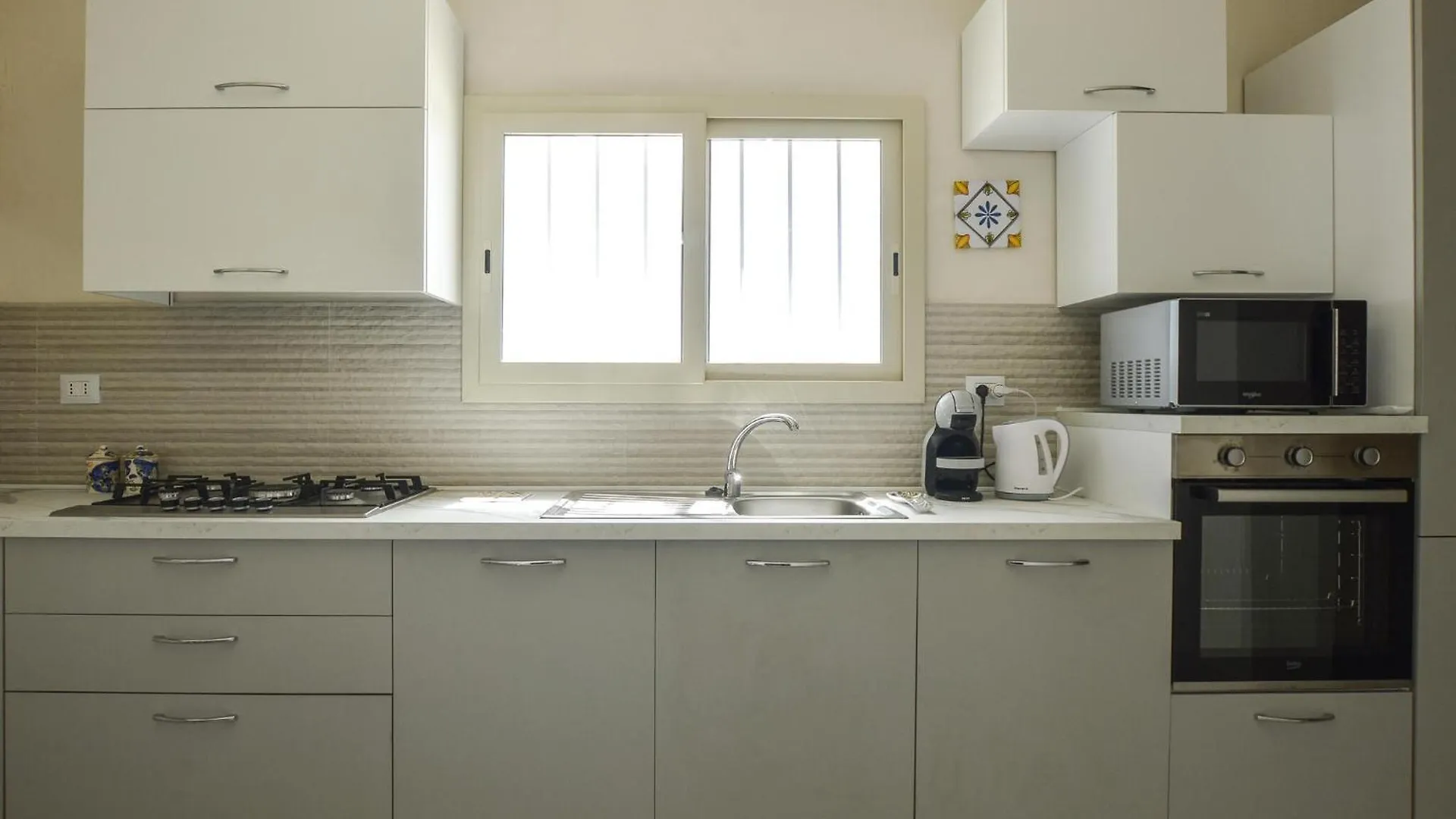 3 Bedroom Cozy Home In שאקה 0*,  איטליה